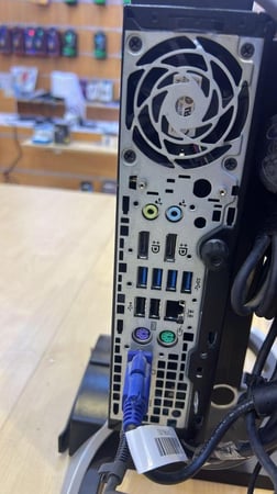 مكتبي I7 معلق خلف الشاشة