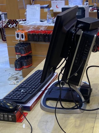 مكتبي I7 معلق خلف الشاشة