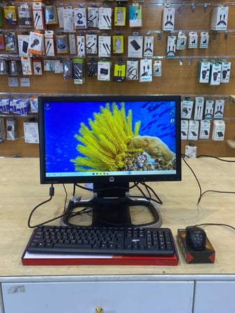 مكتبي I7 معلق خلف الشاشة