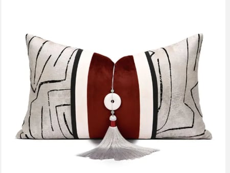 غطاء وسادة | خداديات باللون الابيض مع زخارف باللون الأسود واللون العنابي