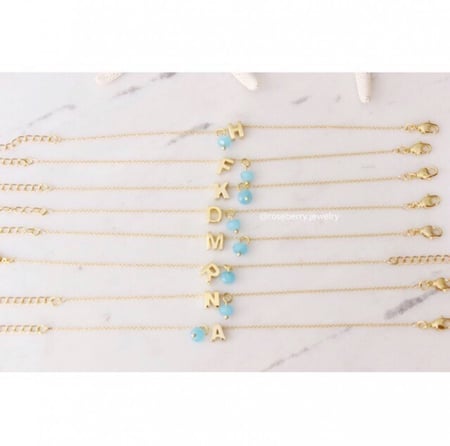 اساور حروف ذهبيه مع خرزه سماويه