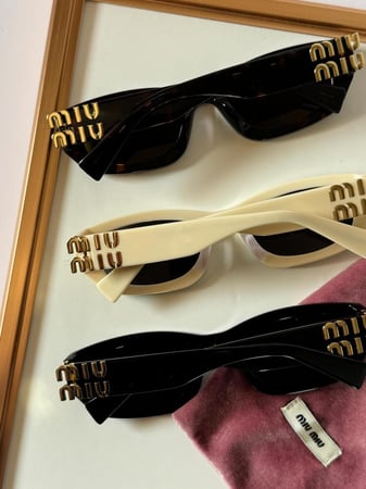 نظارة شمس ميوميو MU B04S بإطار مربع لون ابيض