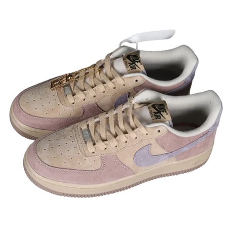 شوز شامواه نسائي نايكي اير فورس1 لون زهري مغبر مع بيج