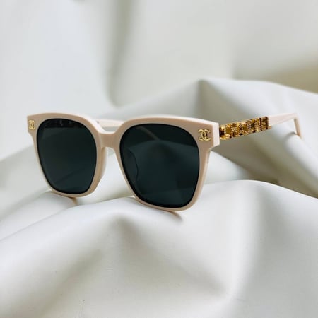 نظارات شمس للنساء من  شانيل لايت بيج بعدسات أسود