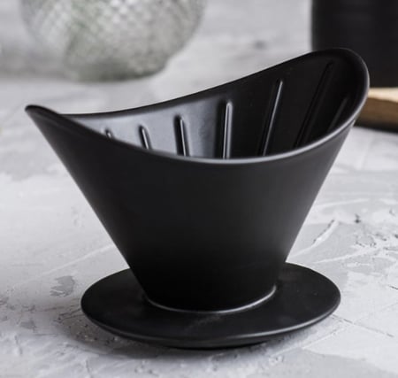 قمع سيراميك نصف القمر - اسود وابيض | V60 Dripper