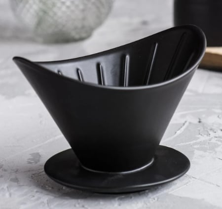 قمع سيراميك نصف القمر - اسود وابيض | V60 Dripper