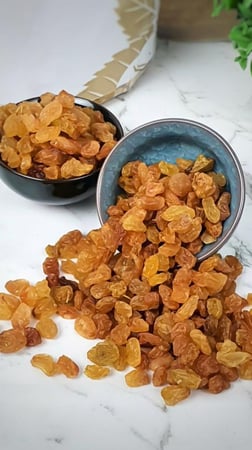 زبيب افغاني ذهبي من الشملول  وزن 1 كيلو