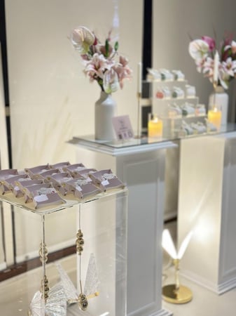 بكج الفراشات الذهبي ورد صناعي