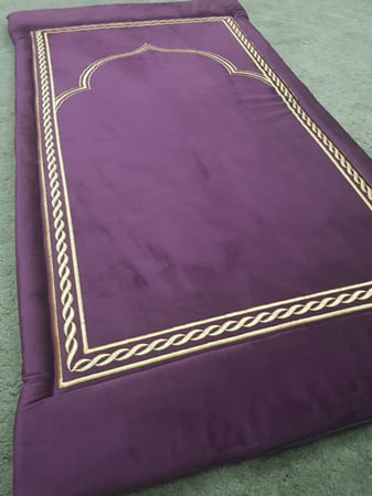 سجادة صلاة مطرزة باسفنج ميموري فوم (اسفنج طبي)