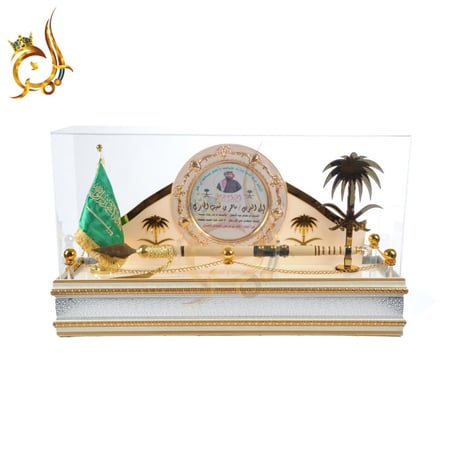 رمح تراثي فاخر داخل بوكس زجاجي مع درع تكريم وعلم المملكة