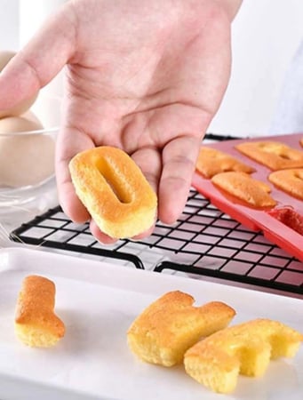 قالب سيليكون حروف انجليزيه مقاس كبير يستخدم للشكولاه و الخبز  وصناعة الصابون واعمال الريزن والحرف ( قطعه واحده لون احمر )