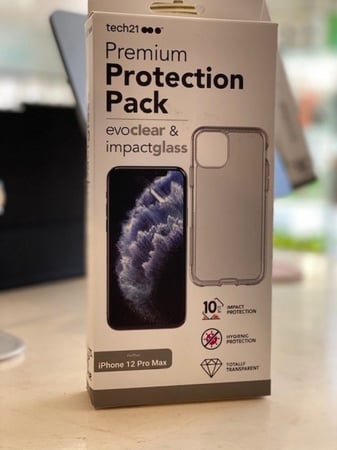 بكج حماية tech 21  (كفر شفاف + حماية شاشة امامية ) للايفون 12 بروماكس