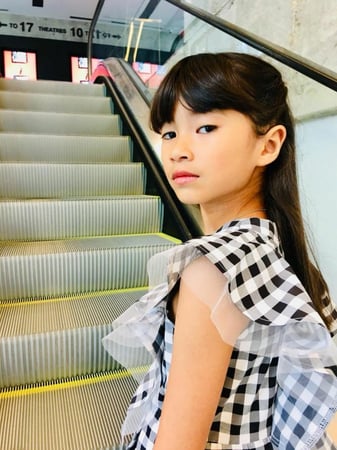 فستان اسود/أبيض بأزارير