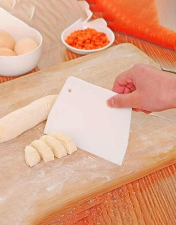 مكشطه سكريبر بلاستيك  للعجين / سكرابر كيك / ملاس كريمه ( قطعه واحده )