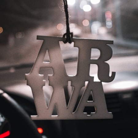 تعليقة الحروف للسيارة