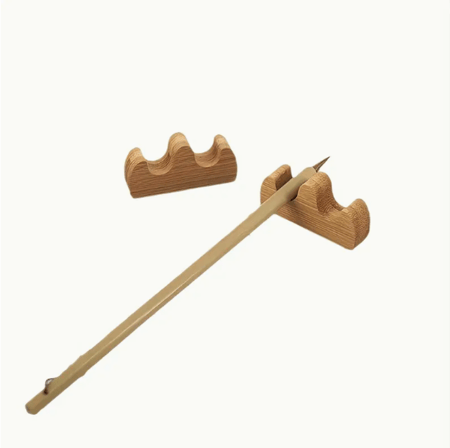 مسند خشبي لأقلام الخط