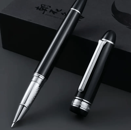 قلم حبر أسود وذهبي