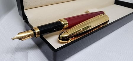 قلم قزاز موريتا - عنابي بغطاء ذهبي