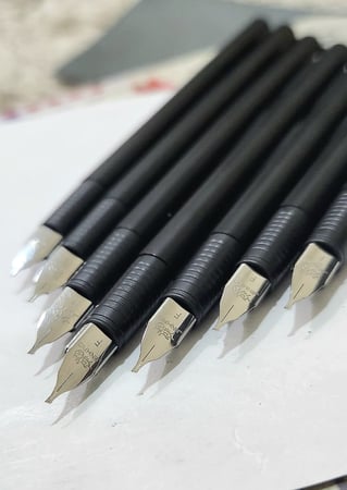 قلم حبر معدني من جينهاو - مقاس 1.5 ملم لون أسود