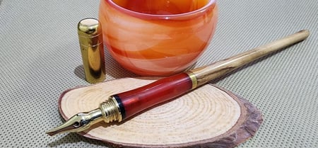 قلم الآغا، ذهبي، عقيق وخشب الزيتون، مقاس 3 mm مع غطاء