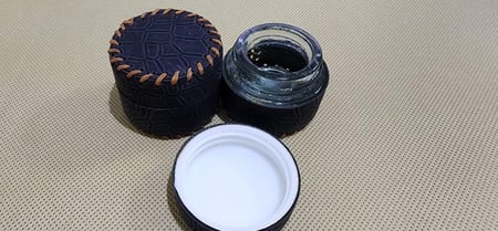 محبرة زجاجية مغلفة بجلد اسود مخيط