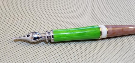 قلم الآغا، استانستيل، أخضر وبني مموج يتوسطهم عاج طبيعي، مقاس 2 mm