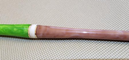 قلم الآغا، استانستيل، أخضر وبني مموج يتوسطهم عاج طبيعي، مقاس 2 mm