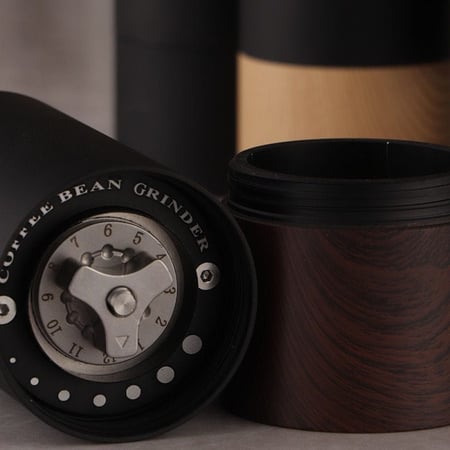 مطحنة قهوة يدوية قوية وسريعة الأداء أسود