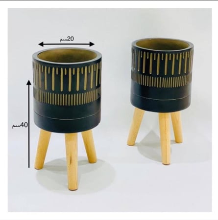 مركن رخامي باللون الأسود والخطوط الذهبية وقاعدة من أرجل خشبية