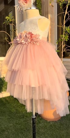 فستان كلاسيكي مع اكسسوار كلاسيك 🌸