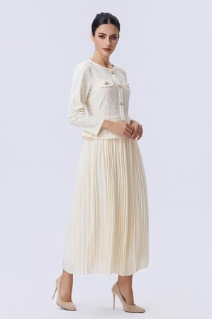 فستان أوف وايت بكسرات ناعمة