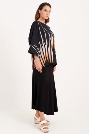 بلوزة ساتين اسود بنقشة عصرية