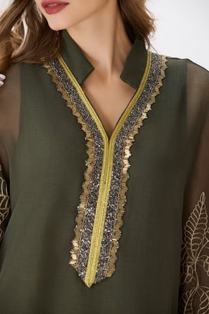 جلابية شيفون زيتي مزينة بتطريز ذهبي