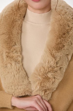 شال بيج مع فرو