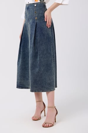 تنورة جينز بثنيات