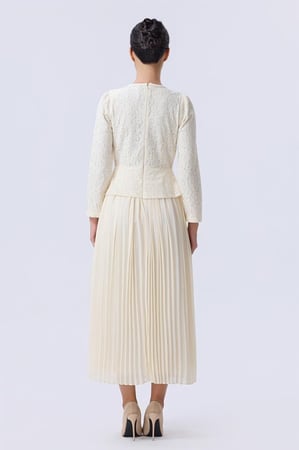 فستان أوف وايت بكسرات ناعمة