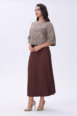 بلوزة بيج بتطريز ناعم ولمسة براقة