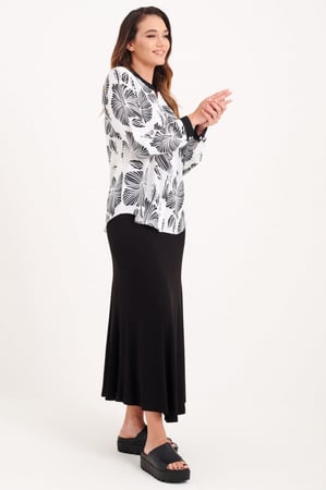 بلوزة ساتين اوف وايت