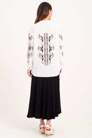 بلوزة حرير بنقشة هندسية