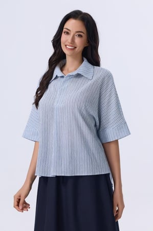 بلوزة مخططة زرقاء بقصة مريحة وياقة كلاسيكية | Prando