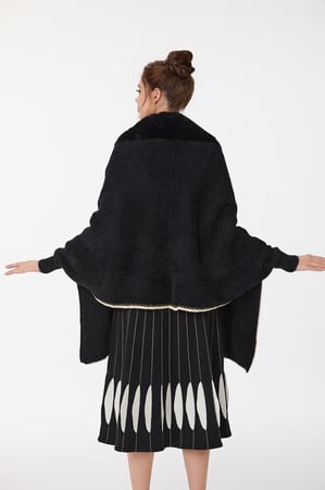 شال أسود مع فرو