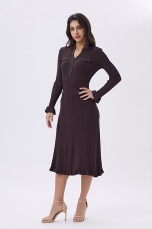 فستان ميدي بني أنيق بتطريز ناعم