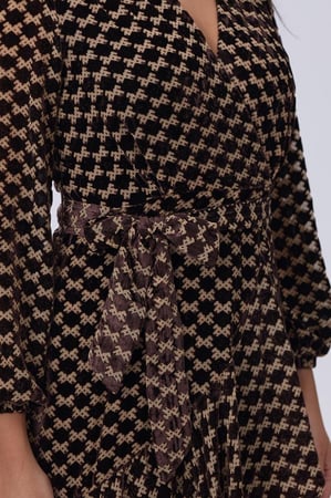 فستان بني بطبعة هندسية وحزام خصر