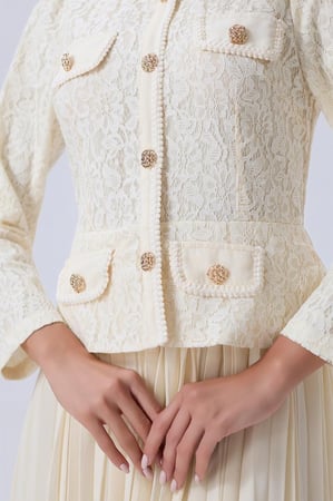 فستان أوف وايت بكسرات ناعمة