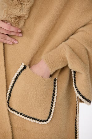 شال بيج مع فرو