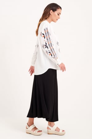 بلوزة حرير بنقشة هندسية