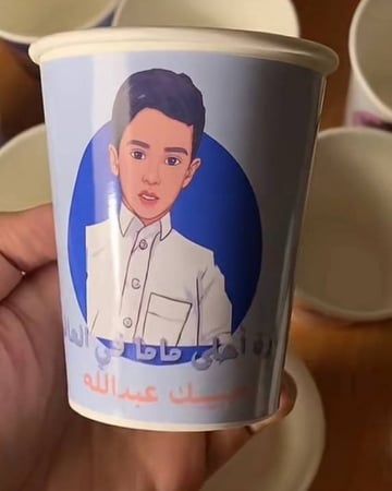 كوب ورق بصورة طفلك