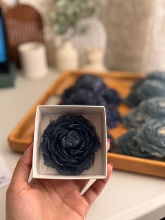 توزيعات صابون الجوري باللون الكحلي