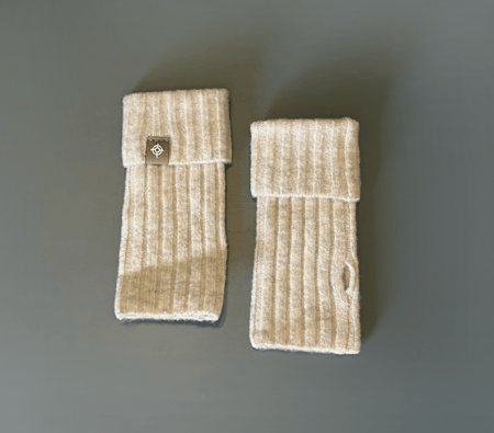 بوكس شتوي - كوب فتاة أمام مدفأة حطب