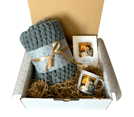 بوكس هدايا شتوية عبار عن شال مصنوع باليد وكوب مرسوم باليد